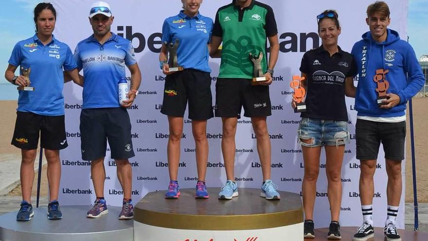 Podio con los tres primeros clasificados, con Dani Bayón y Jéssica López en el centro como campeones de Asturias.