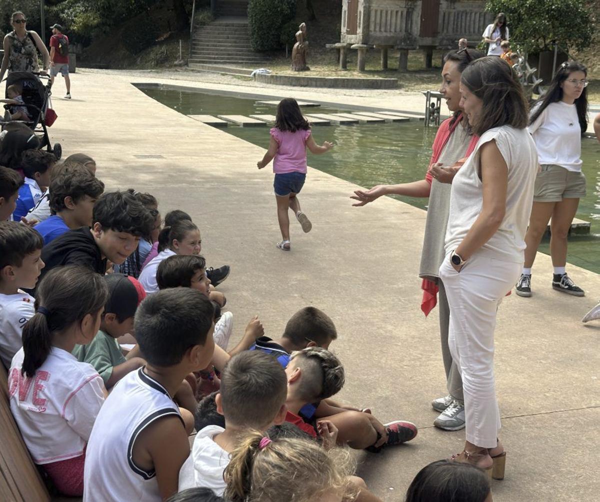 La alcaldesa, María Ramallo, con niños de una edición anterior.