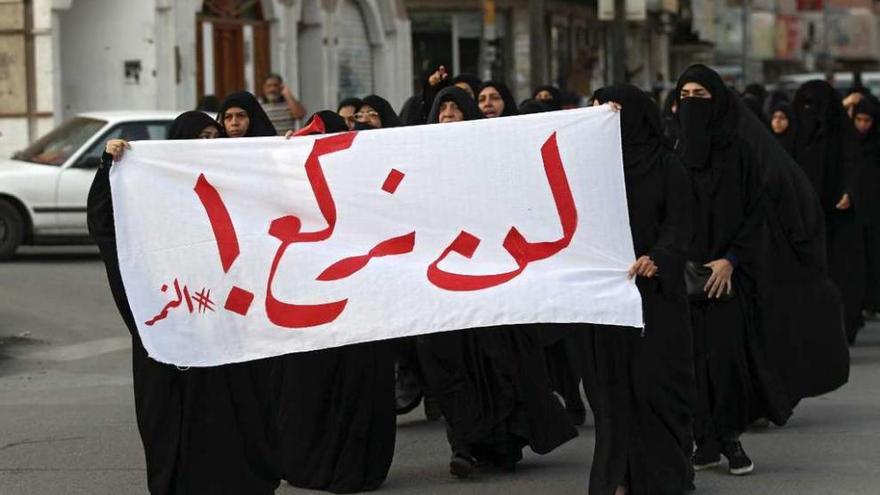 Un grupo de mujeres protesta en Baréin con el lema &quot;No nos arrodillarán&quot;. // Reuters