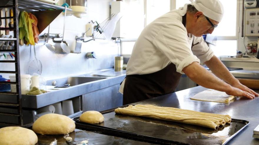 L&#039;obrador de la pastisseria Miró de Castellterçol durant l&#039;elaboració dels tortells de Reis