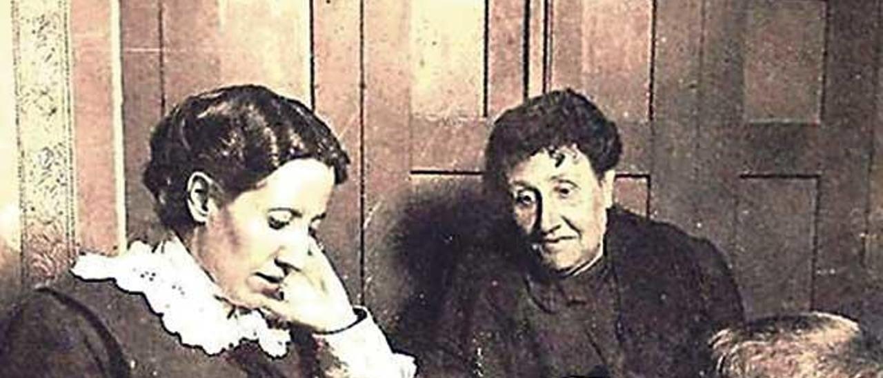 Matilde Ras, a la izquierda, con la también escritora Elena Fortún.