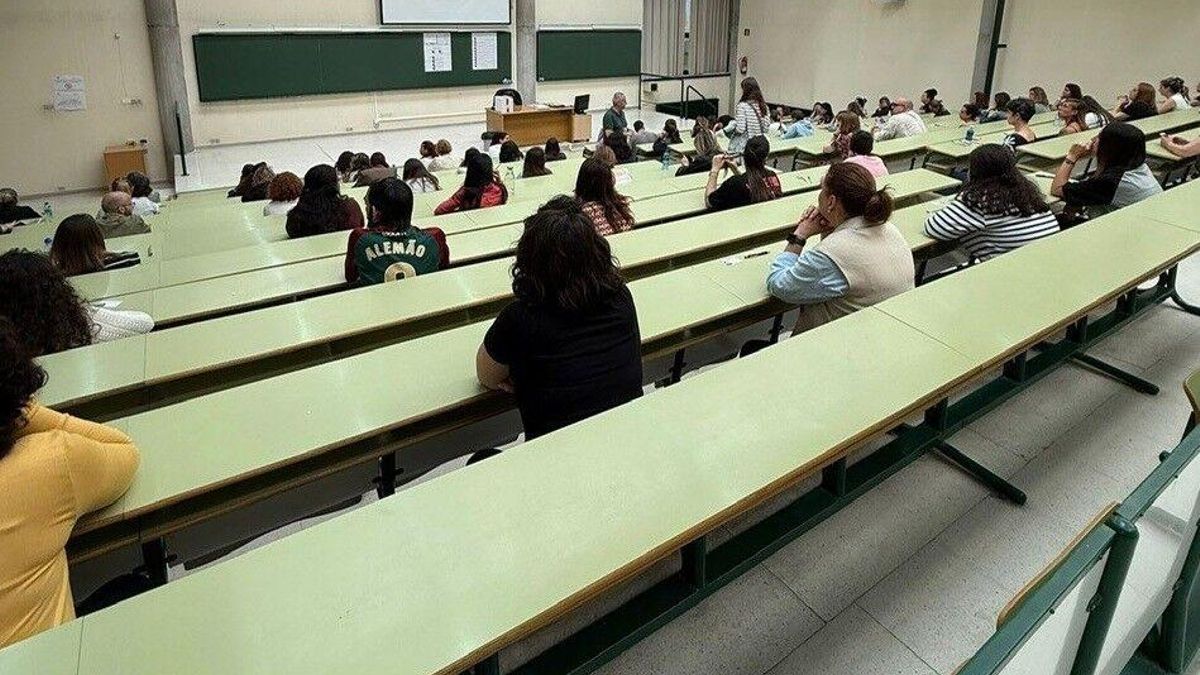 Una clase llena de opositores minutos antes de comenzar el examen.