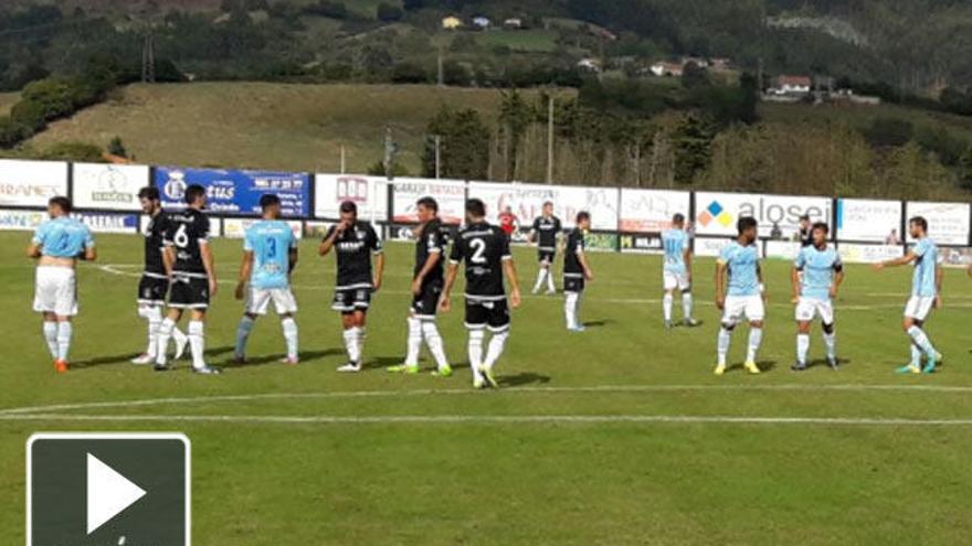 Los jugadores del Celta B, durante un lance en Les Caleyes. // @CDLealtad