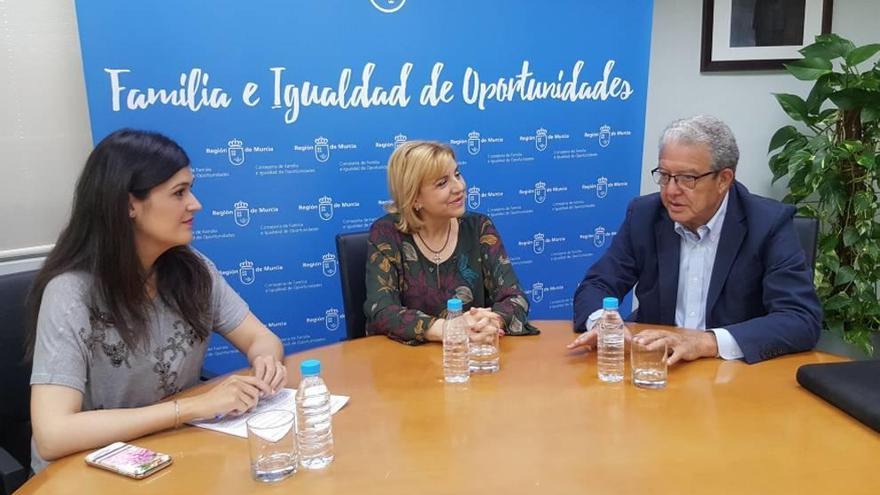 La consejera informó de las ayudas a las familias numerosas.