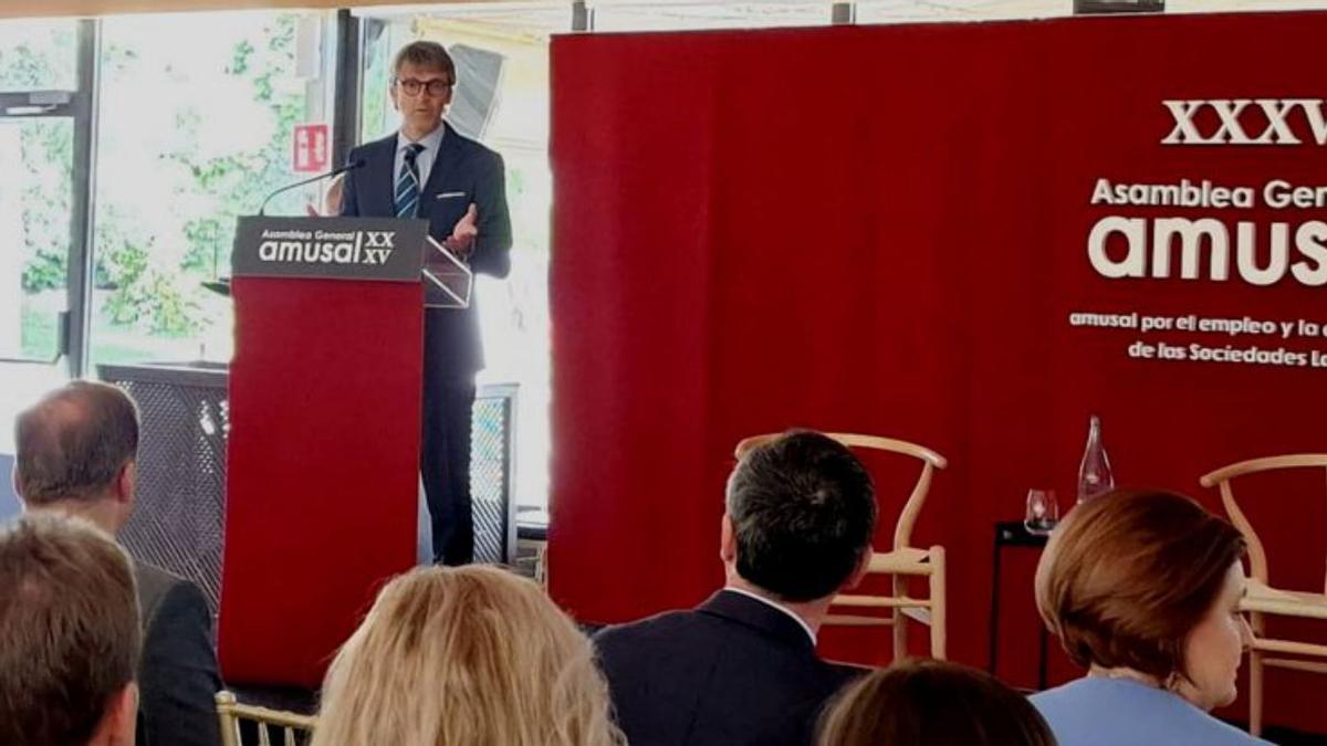 El consejero de Economía, Hacienda y Administración Digital, 
Luis Alberto Marín, durante la Asamblea General de Amusal, ayer.