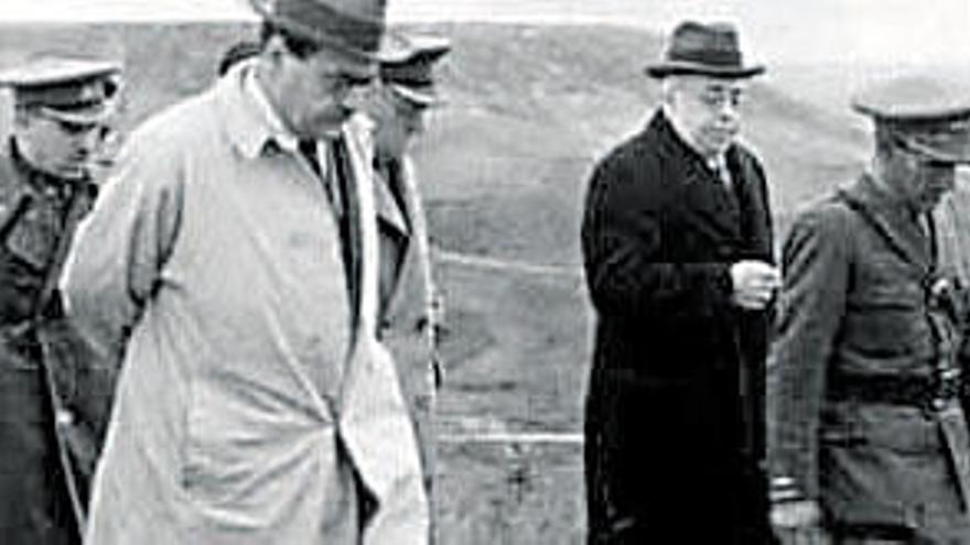 Juan Negrín y Manuel Azaña, en el frente de la Guerra Civil.