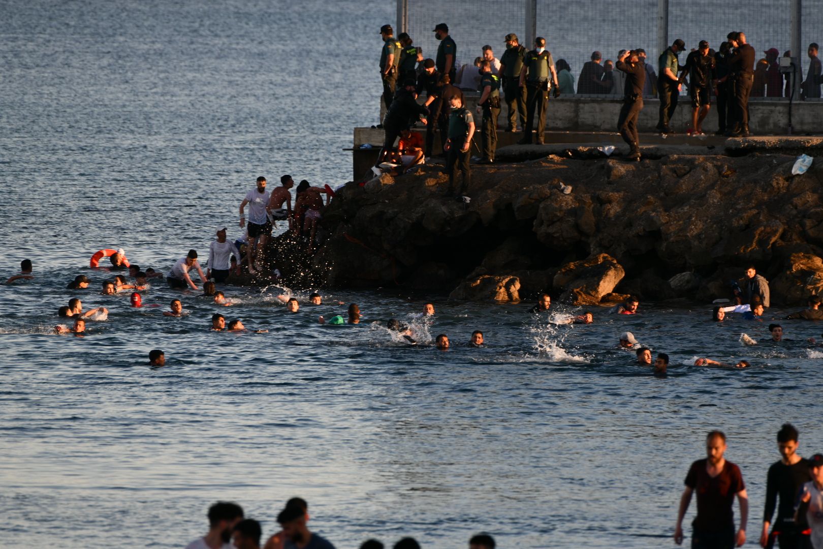 Más de 3.000 inmigrantes marroquíes llegan a nado a Ceuta