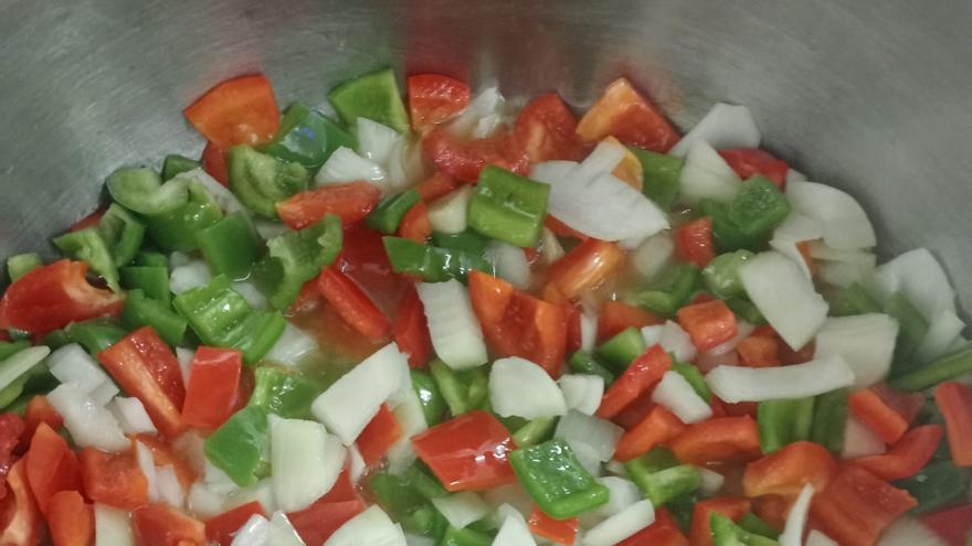 Paso a paso de la elaboración de la salsa de tomate natural para el arroz.