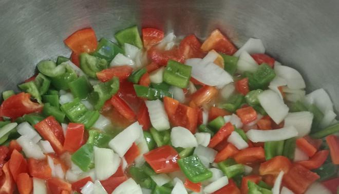 Paso a paso de la elaboración de la salsa de tomate natural para el arroz.
