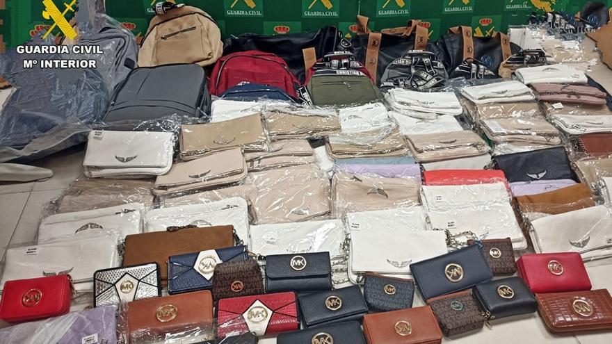 Investigados dos vecinos de Badajoz por vender prendas falsificadas