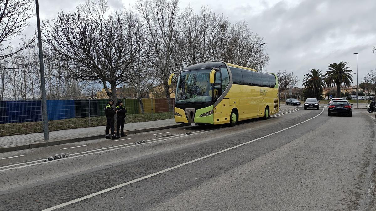 La Guàrdia Urbana multant l'autobús.