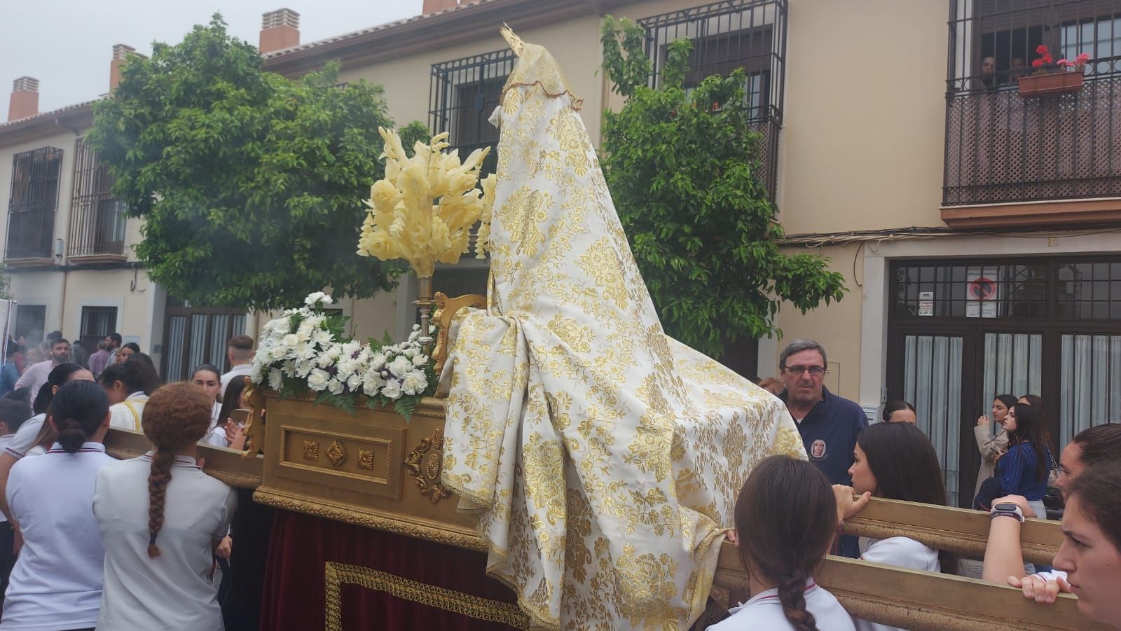 Alumnos del colegio Las Mercedarias durante su procesión