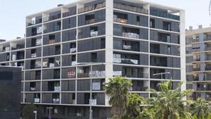 Protesta veïnal per la pujada dels lloguers en un edifici de Sant Joan Despí.