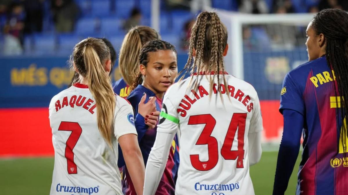 Julia Torres, central que fichará por el Barça, saludando a Vicky López en el Johan Cruyff