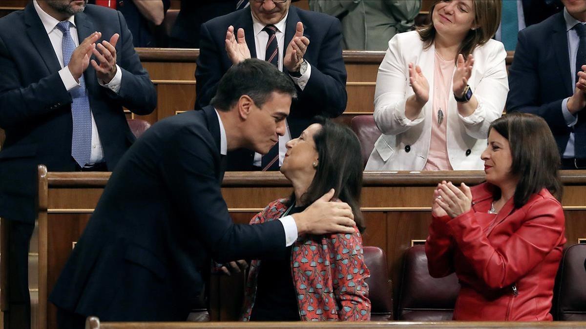 Margarita Robles felicita a Pedro Sánchez, nuevo Presidente del Gobierno.