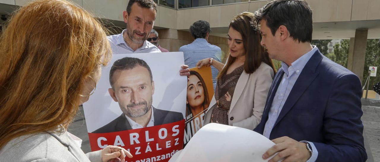Carlos González enseña su cartel a Mireia Mollà y Eduardo García-Ontiveros durante la campaña.