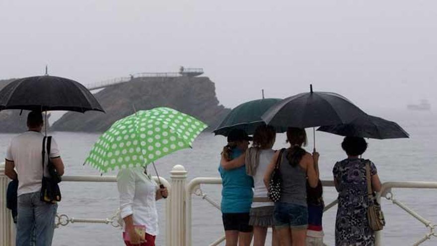 La cara y la cruz del verano: 36 grados en Málaga y 18 en Oviedo (y lloviendo)