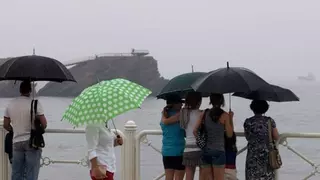 La cara y la cruz del verano: 36 grados en Málaga y 18 en Oviedo (y lloviendo)