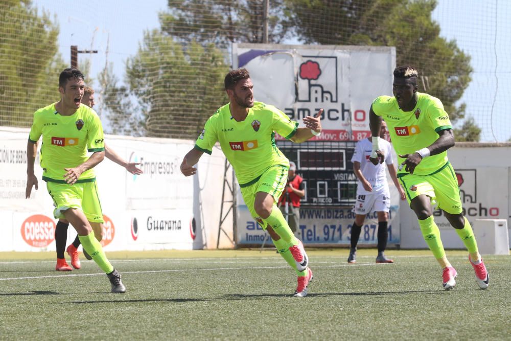 El Elche sufre para ganar y llega al derbi copero como líder