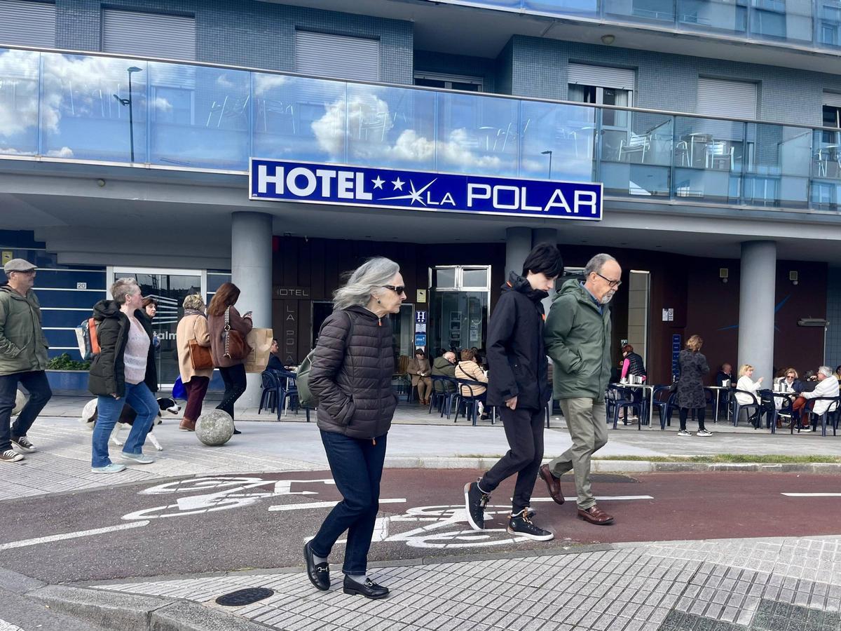 Turistas por paseando por Gijón, ayer por la mañana.