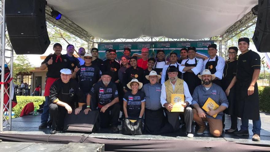 Participantes en la semifinal del concurso de paellas de Sueca celebrada en Costa Rica.