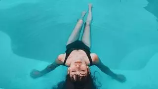 Ejercicios en la piscina para perder barriga: modela tu figura sin pasar calor