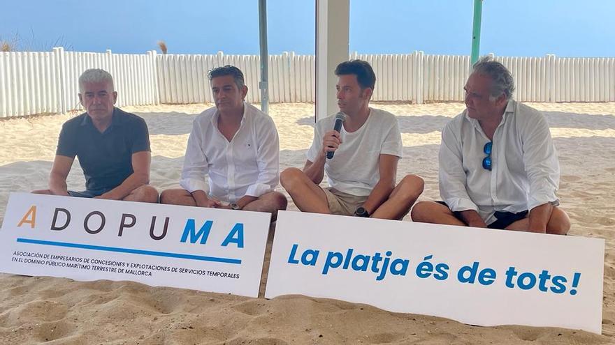 &quot;Der Strand ist von allen!&quot; Chiringuito-Betreiber bei einer Pressekonferenz am Strand