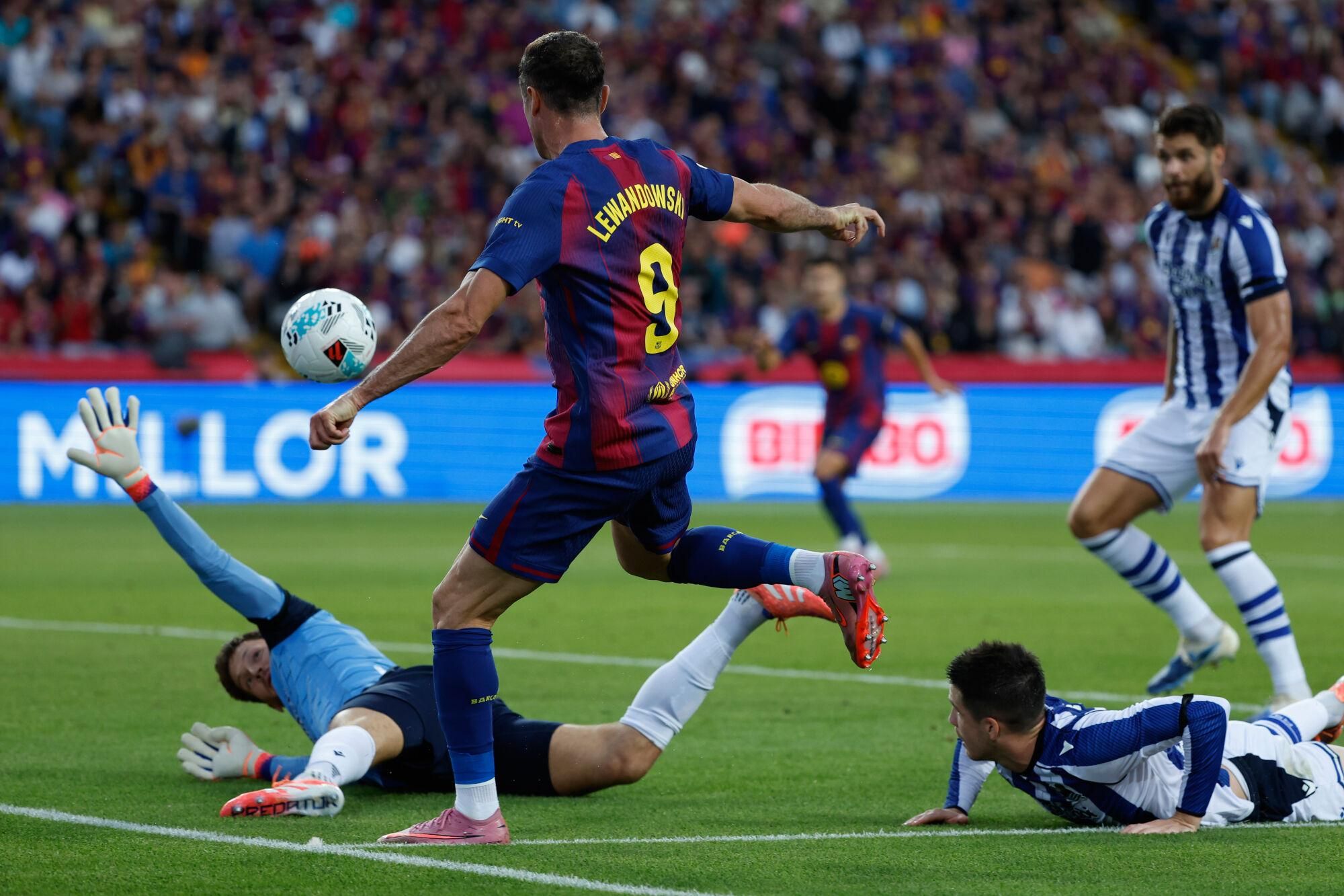 Barcelona's Robert Lewandowski, center, attempts a shot on goal during a Spanish La Liga soccer match between FC Barcelona and Real Sociedad at the Lluis Companys Olympic Stadium in Barcelona, Spain, Sunday, Sept. 28, 2025. (AP Photo/Joan Monfort). EDITORIAL USE ONLY/ONLY ITALY AND SPAIN