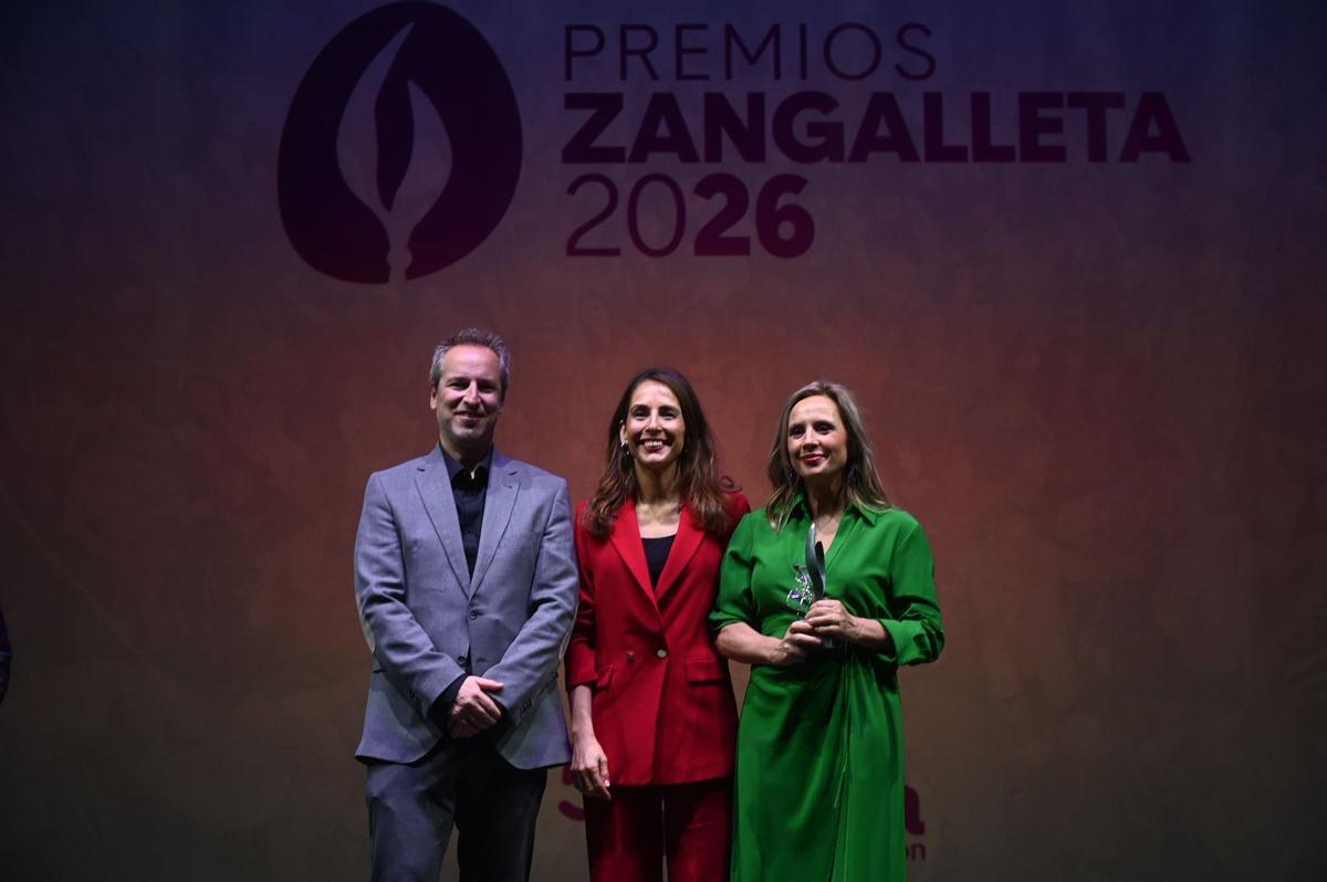 El director de El Periódico de Aragón, Ricardo Barceló, y la gerente Cristina Sánchez, reciben un galardón. .