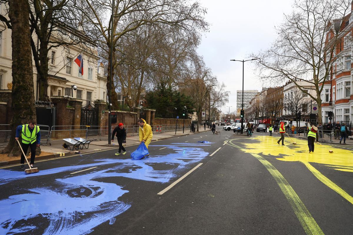 Activistas pintan la bandera de Ucrania frente a la embajada rusa en Londres