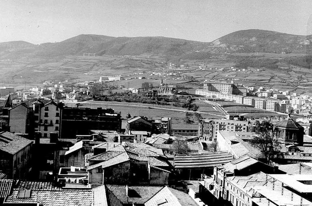 La iglesia de San Pedro de los Arcos, al fondo, desde los terrenos que fueron de su parroquia.