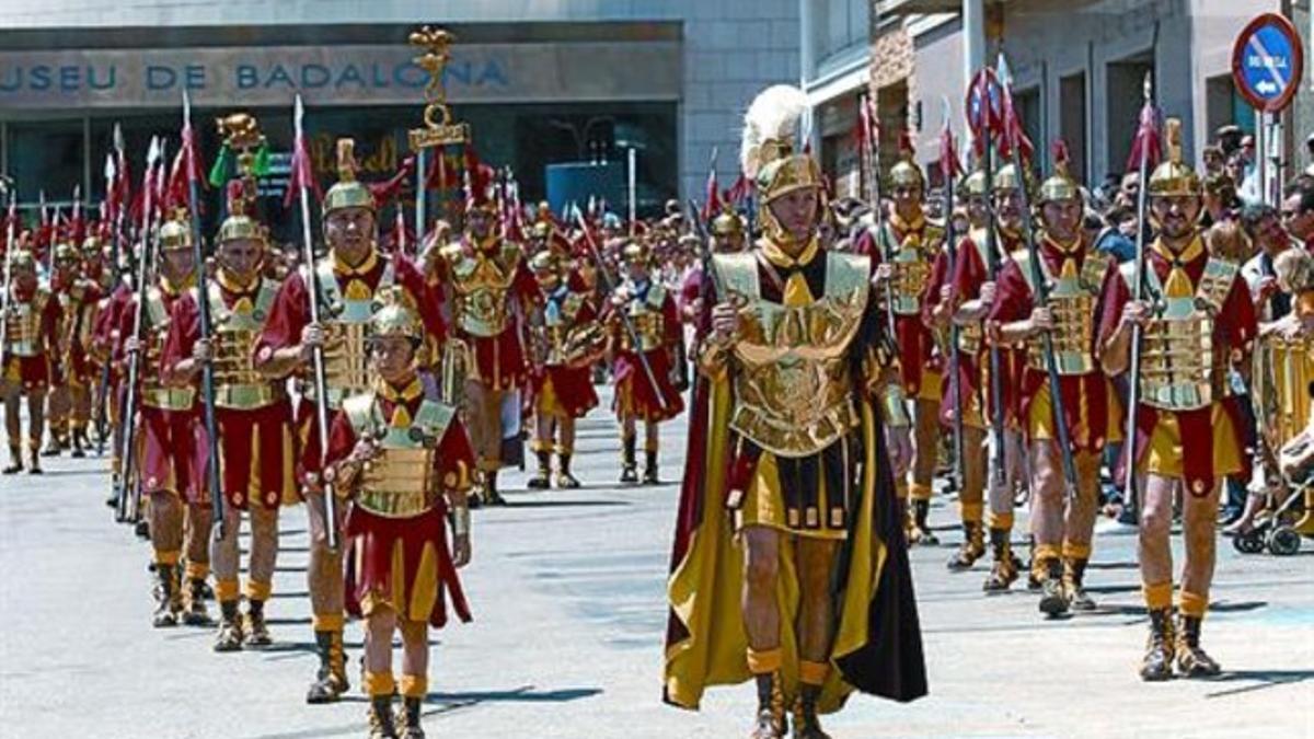 Desfile de romanos junto al Museu de Badalona, en una edición anterior de la fiesta.