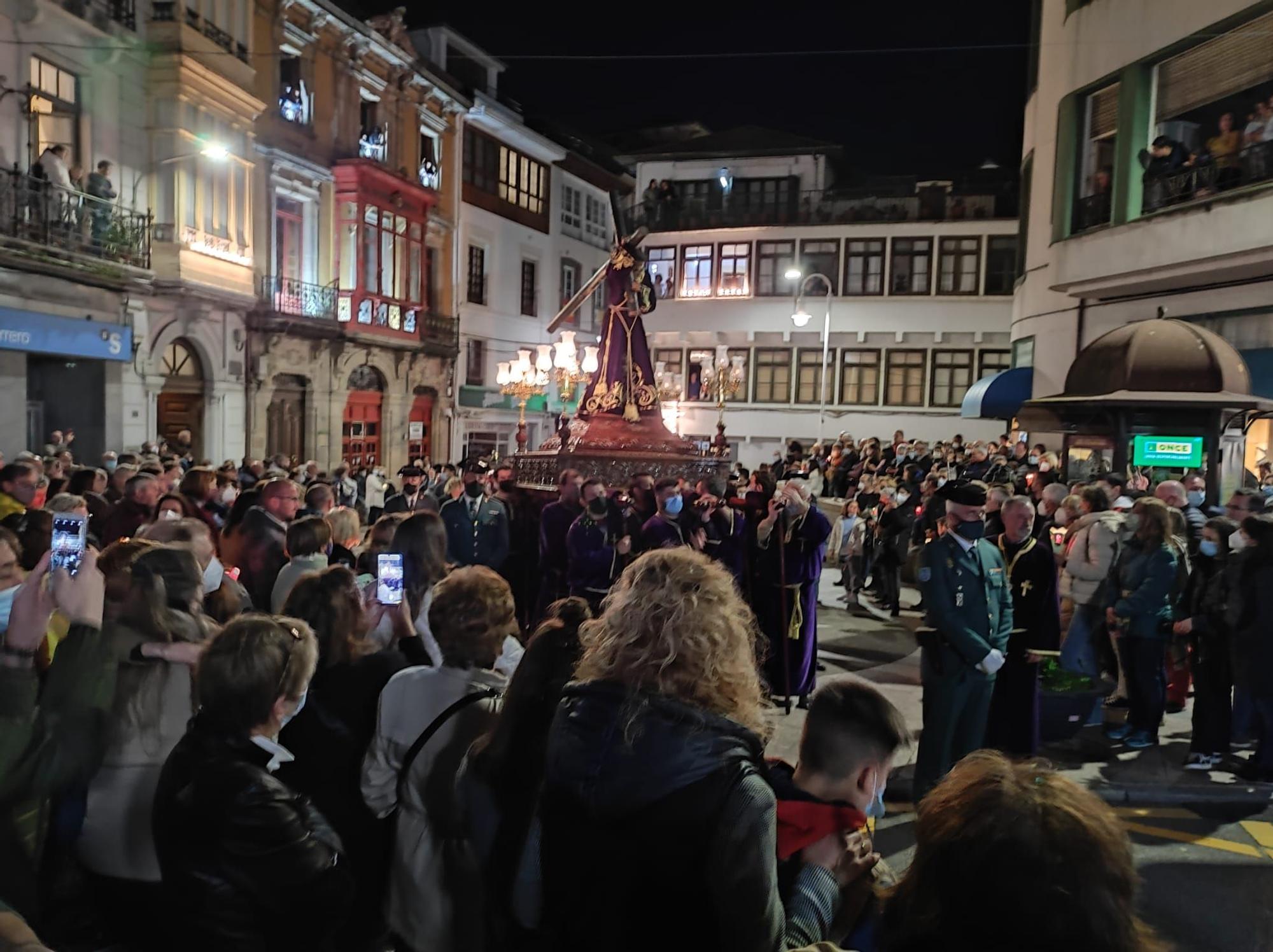 La procesión del Nazareno emociona en Luarca: estas son las imágenes de una cita que llenó las calles