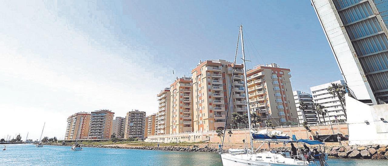 Una embarcación pasa bajo el puente del Estacio en La Manga. | J.C.