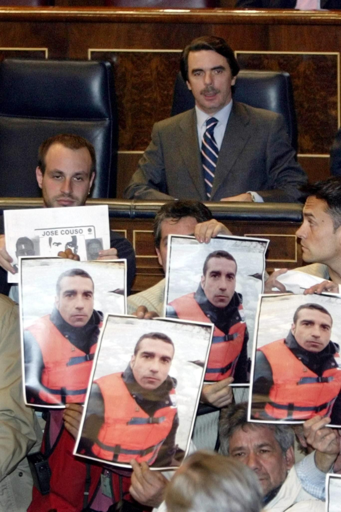 Protesta de los fotógrafos de prensa en el Congreso ante el presidente Aznar por la muerte de Couso