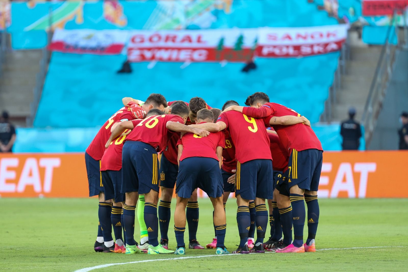 Los jugadores de la selección española antes del duelo contra Polonia