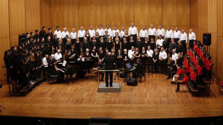 Pacientes con alzhéimer y jóvenes coristas comparten concierto en Vigo