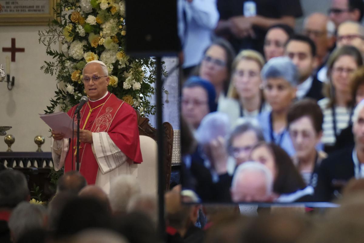 El papa León XIV durante un encuentro con obispos, sacerdotes, diáconos, religiosos, seminaristas y agentes de pastoral en la Catedral de Santa Ana este jueves, en Las Palmas de Gran Canaria.