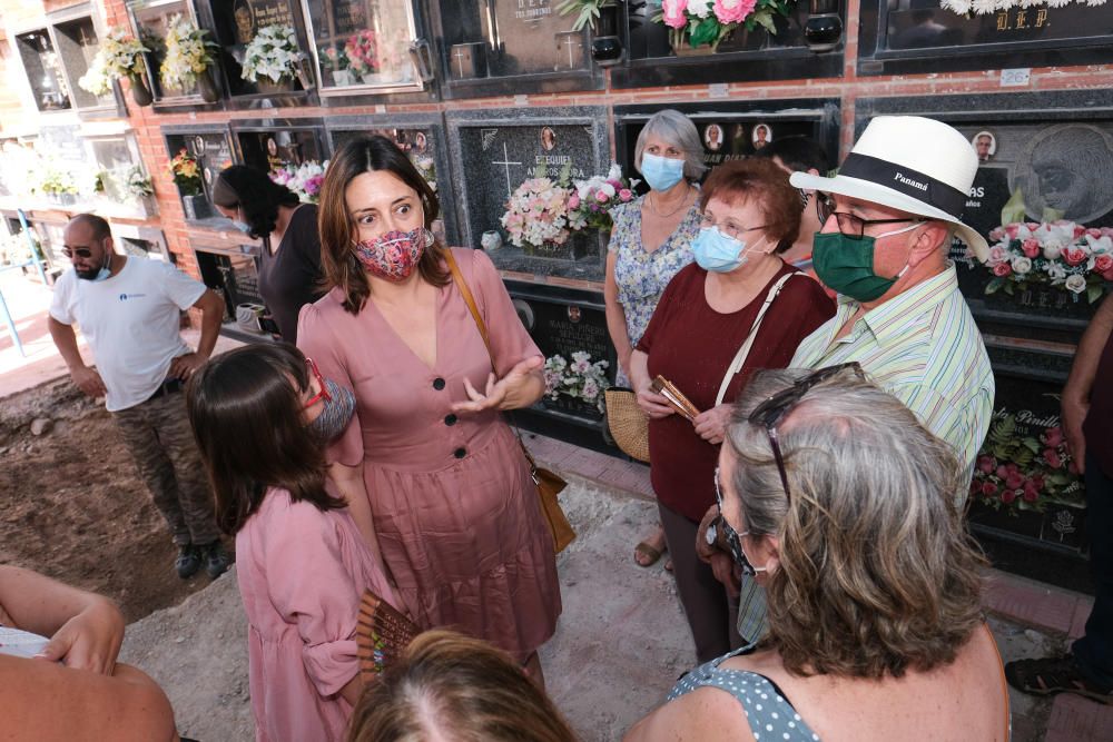 10-08-20 Inicio de la exhumacion de la fosa comun del cementerio de Monovar con fusilados y represaliados de la Guerra Civil y el franquismo, visita de la consellera Rosa Perez Garijo, memoria historica