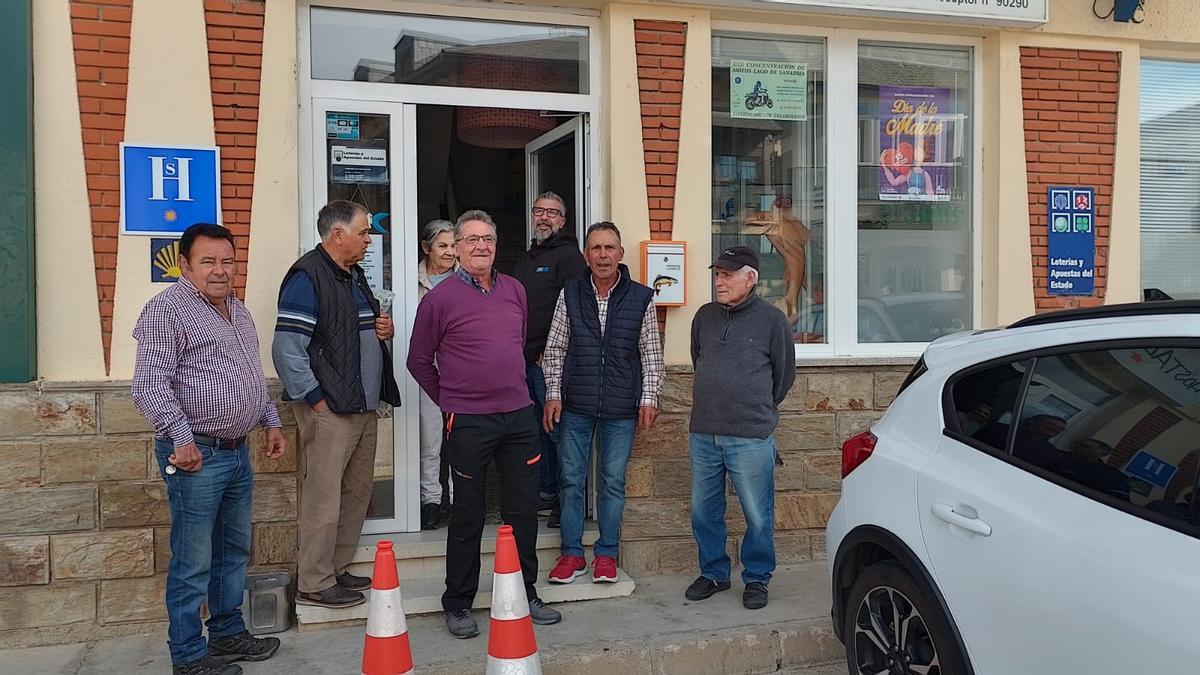 Un grupo de personas, ayer a la puerta de un hostal en Puebla esperando para hacer la quiniela