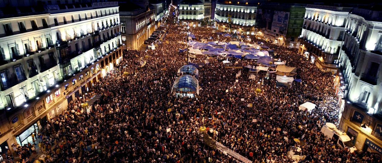 Imagen de la Puerta de Sol repleta de ciudadanos durante la acampada del 15-M