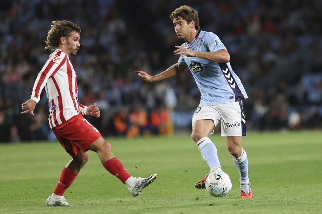 VIGO (PONTEVEDRA), 05/10/2025.- El centrocampista del Celta Borja Sergio Carreira, y el centrocampista del Atlético de Madrid Antoine Griezmann, durante el partido de la octava jornada de LaLiga EA Sports que Celta de Vigo y Atlético de Madrid disputan este domingo en el estadio de Balaídos. EFE/Salvador Sas