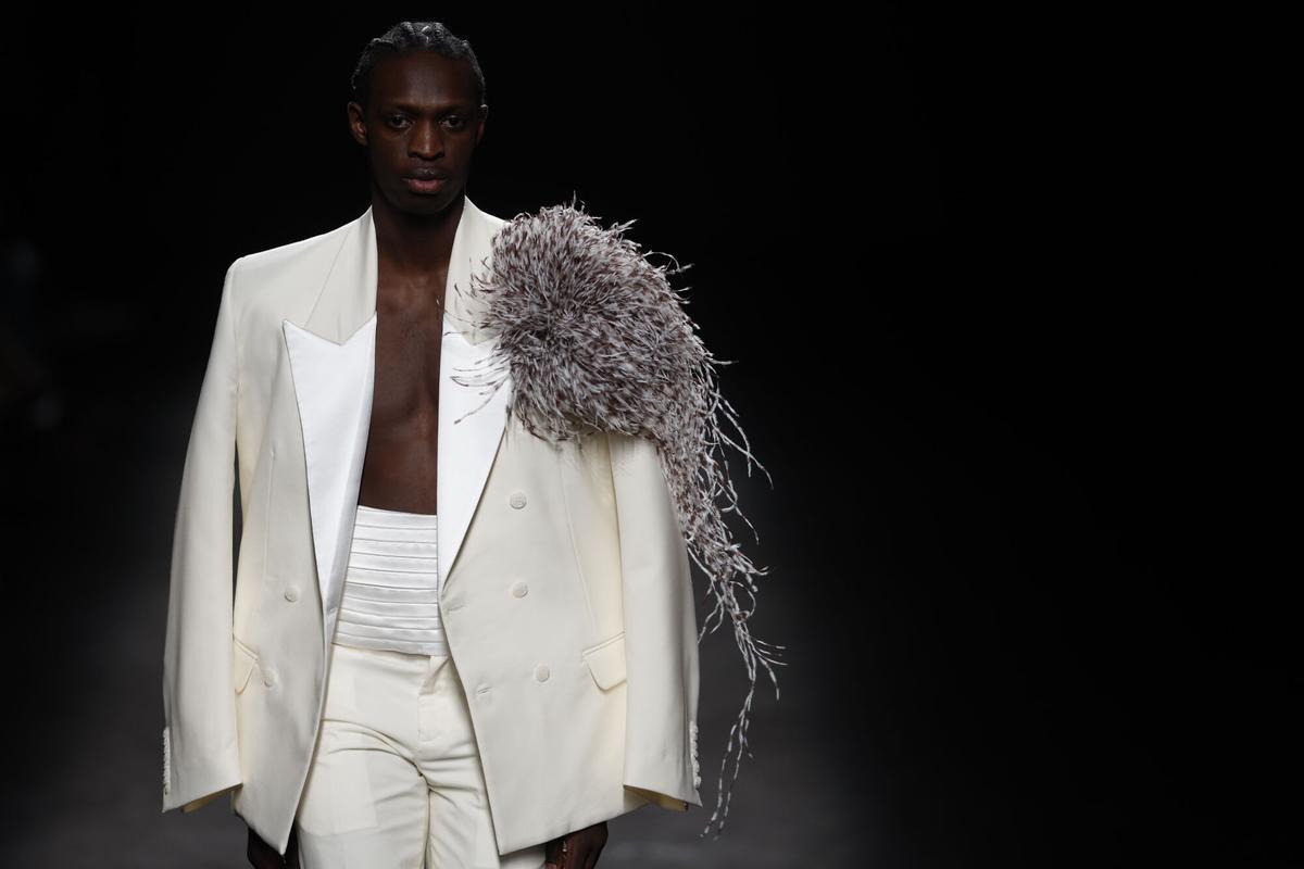 Un modelo luce un diseño de la nueva colección de Mans en la Semana de la Moda Bercedes Benz Fashion Week Madrid.