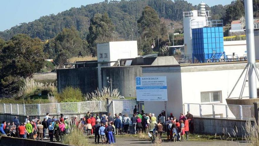 Protesta de mariscadores ante la depuradora de Placeres, en febrero pasado, por sus vertidos. // R. V.