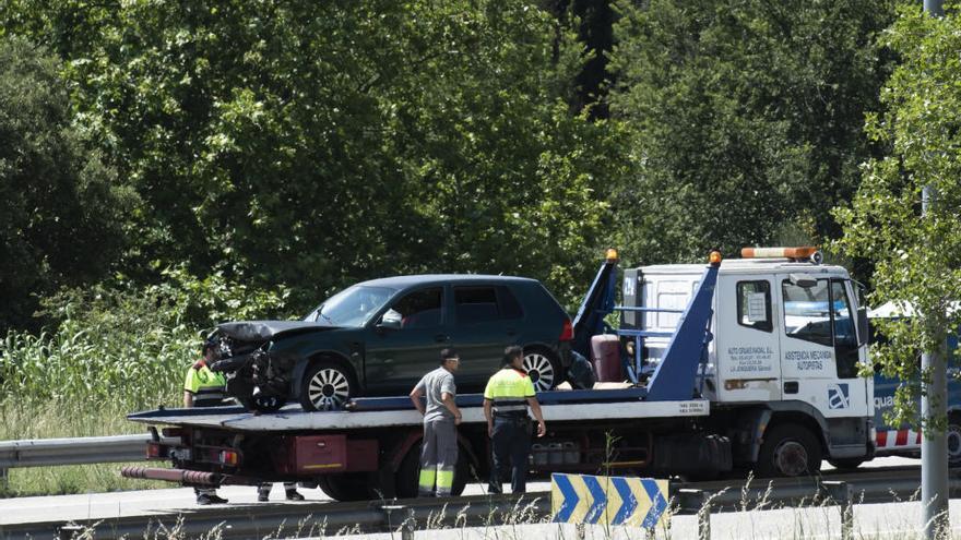 Un moment de la retirada d&#039;un dels vehicles