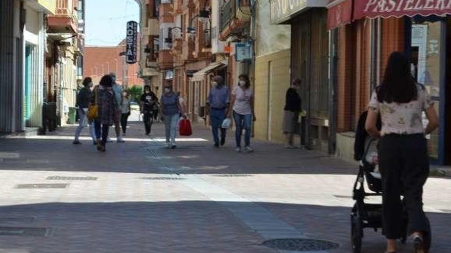 Vecinos paseando por la calle Herreros.