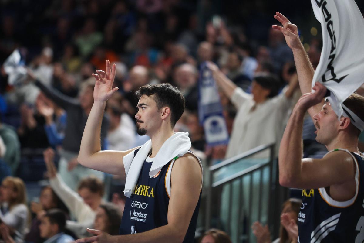 Cosialls, a la izquierda, y Hermanson celebran una canasta en el Palacio de los Deportes de Oviedo en un partido del Alimerka