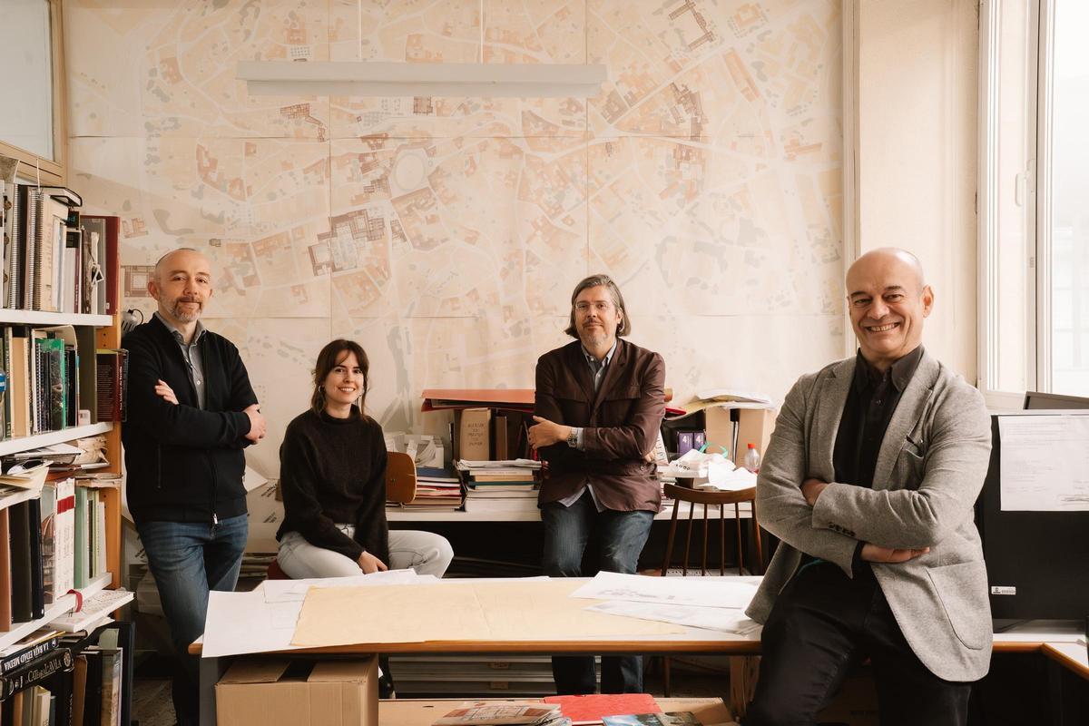 Ángel Martínez (d) junto a su equipo de arquitectos, parte del proyecto 'MadMusic'.