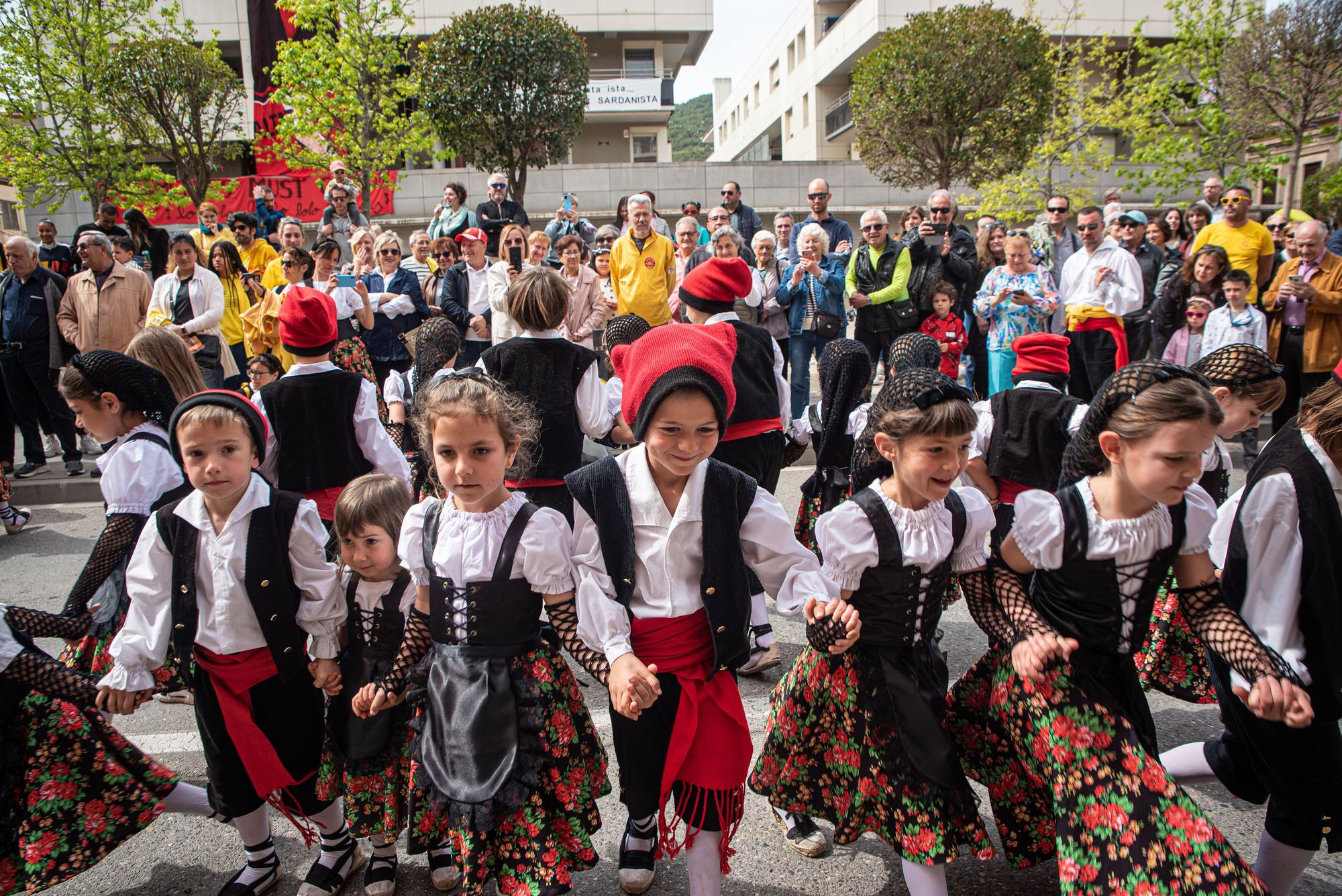 Els caramellaires omplen Súria de música, dansa i festa