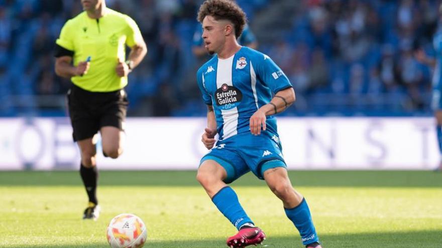 Soriano, con el balón durante el Dépor-Algeciras. |  // CASTELEIRO / ROLLER A.